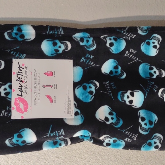 HALLOWEEN OMBRE BLUE SKULL ULTRA PLUSH THROW LUV BETSEY BY BETSEY JOHNSON - Picture 3 of 10